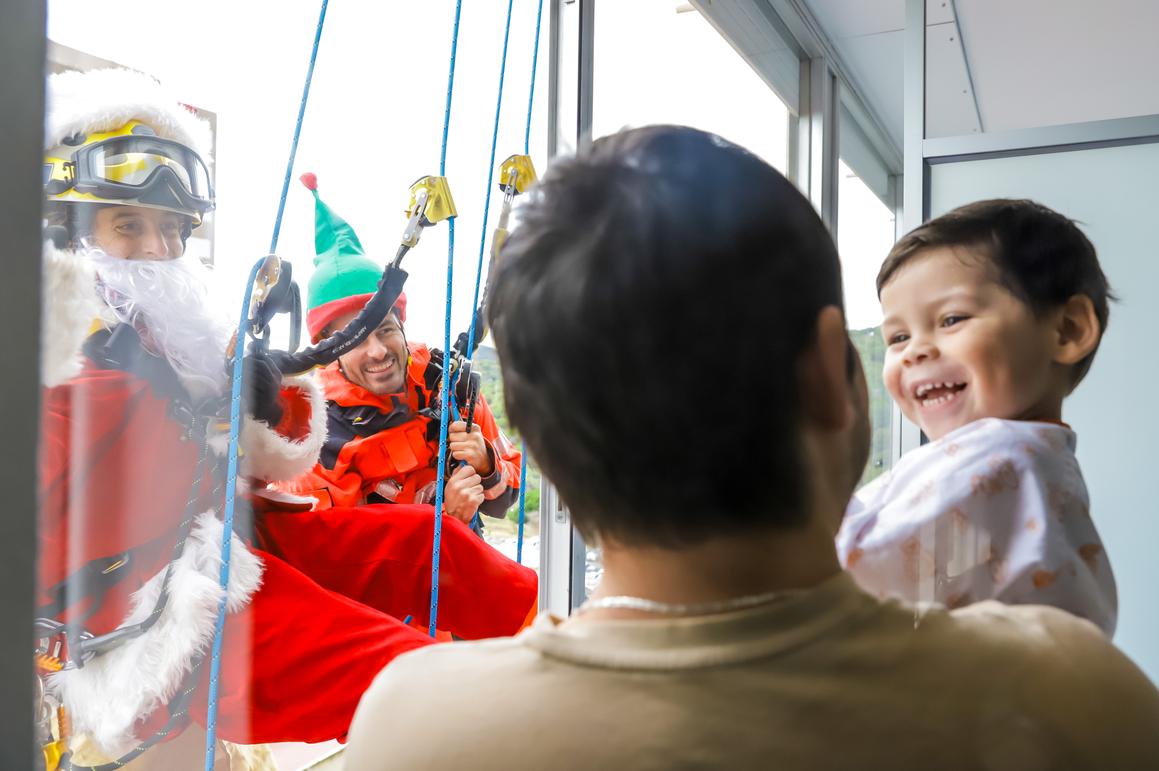 El Pare Noel saluda els pacients de l'Hospital Germans Trias