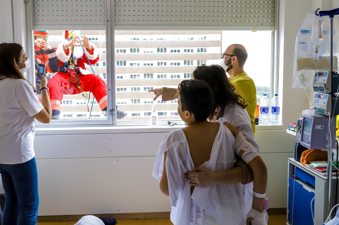 Santa Claus ha entregat regals a través de les finestres