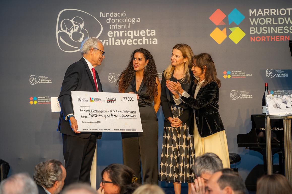 Momento de la entrega del cheque de 77.300 euros netos