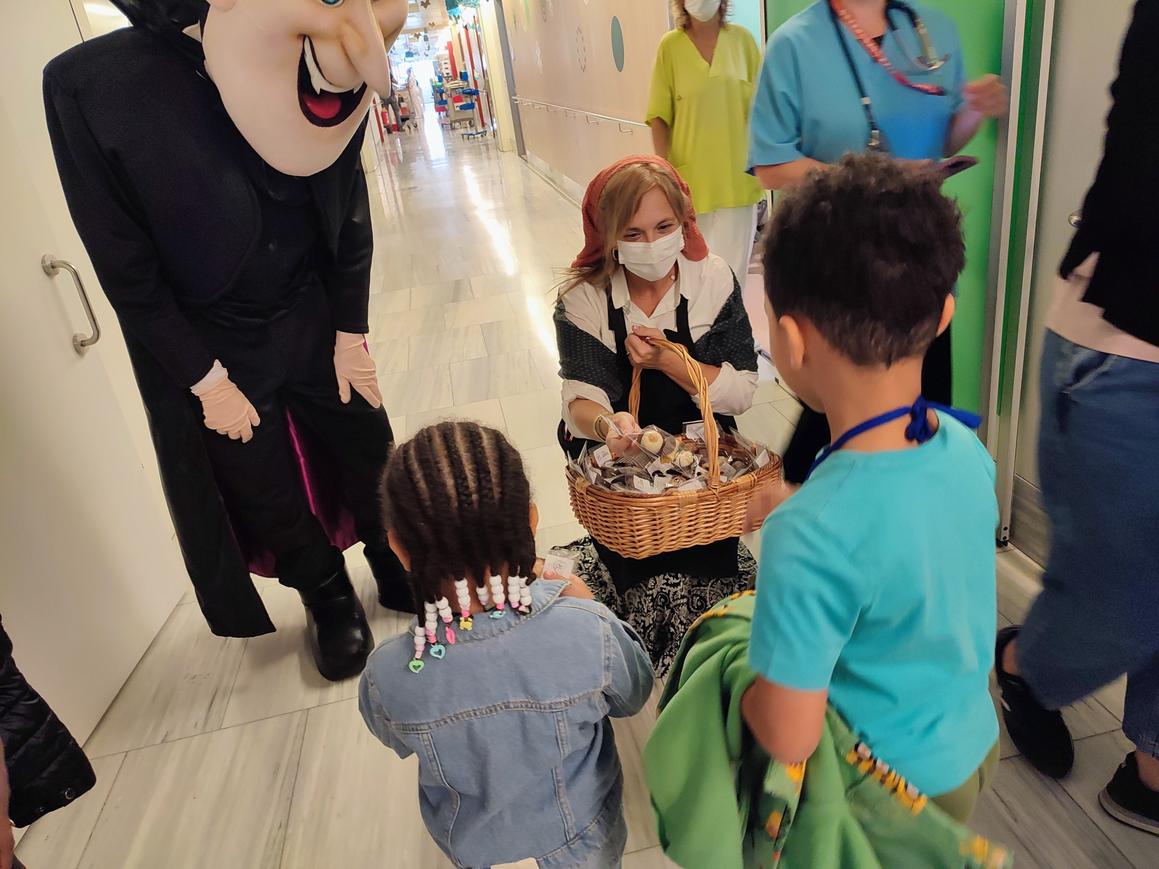 La Castanyera ha repartit panellets a la planta de Pediatria de Sant Pau