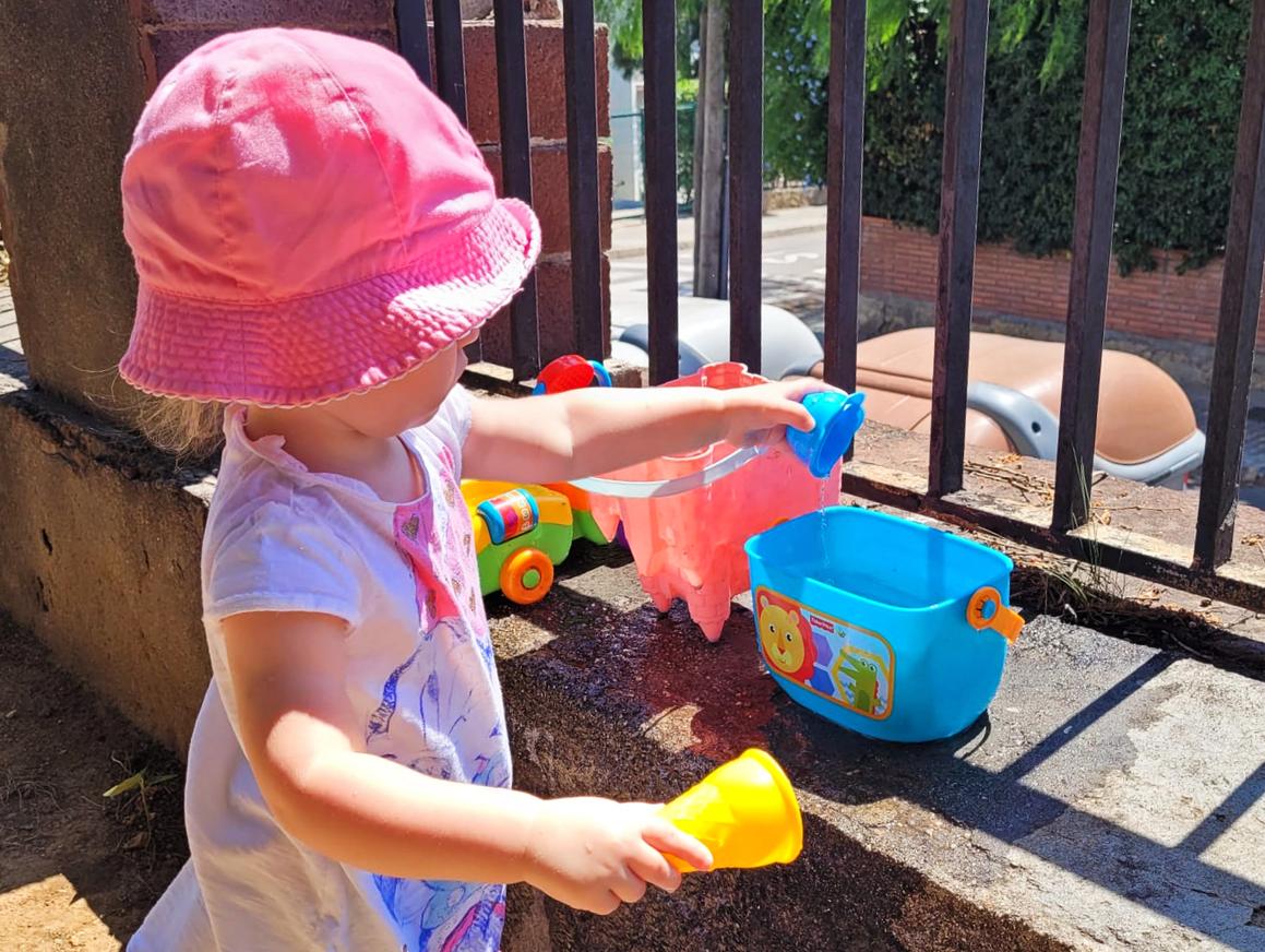 Alina juega en La Casita, el hogar provisional que hemos cedido a las familias llegadas de Ucrania.