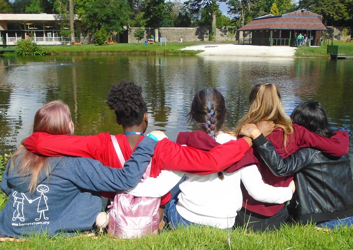 Los participantes en el campamento hacen nuevas amistades