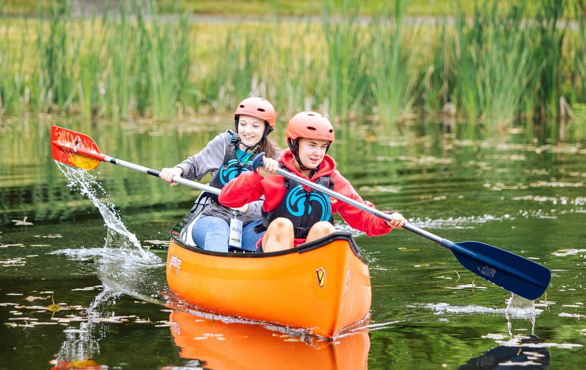 Navegant amb canoa al llac de Barretstown.