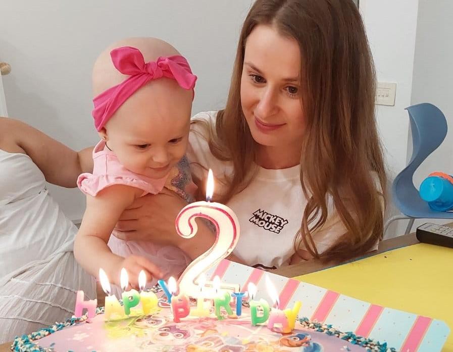 Liza y su madre celebrando el cumpleaños de la pequeña en Barcelona