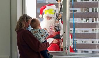 Papá Noel saluda desde la ventana en el Hospital Germans Trias