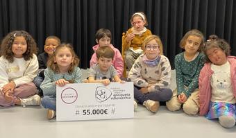 Niños y niñas supervivientes de cáncer en la entrega del cheque del Market Solidario de ropa