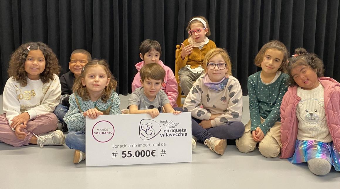 Nens i nenes supervivents de càncer en l'entrega del xec del Market Solidari de roba