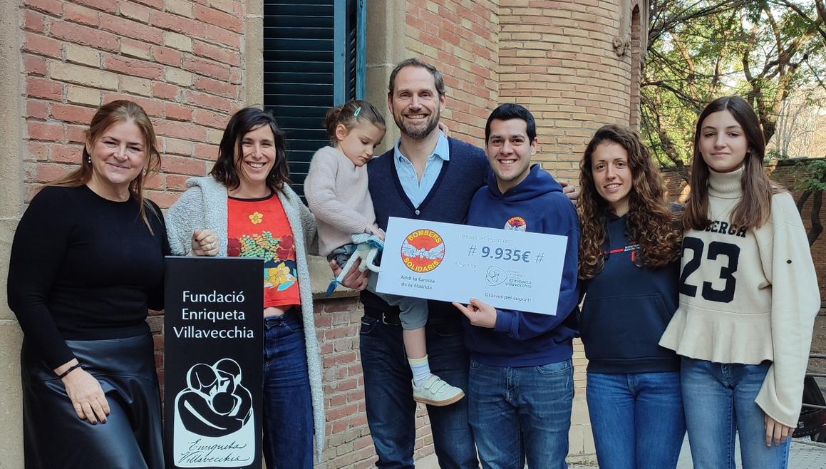 Matilda, sus familiares y los bomberos de la Zona Franca en la Fundación Villavecchia