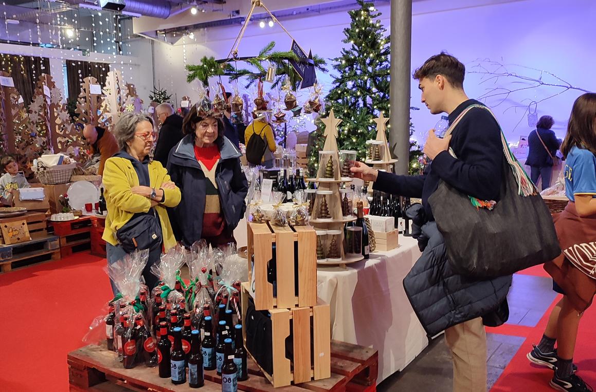 Visitantes del Christmas Market Solidario de la Fundación Villavecchia