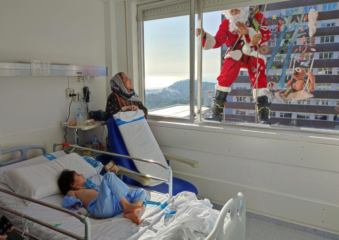 Papá Noel saluda desde la ventana