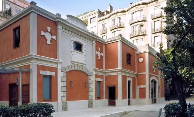 Edifici Cotxeres del palau robert