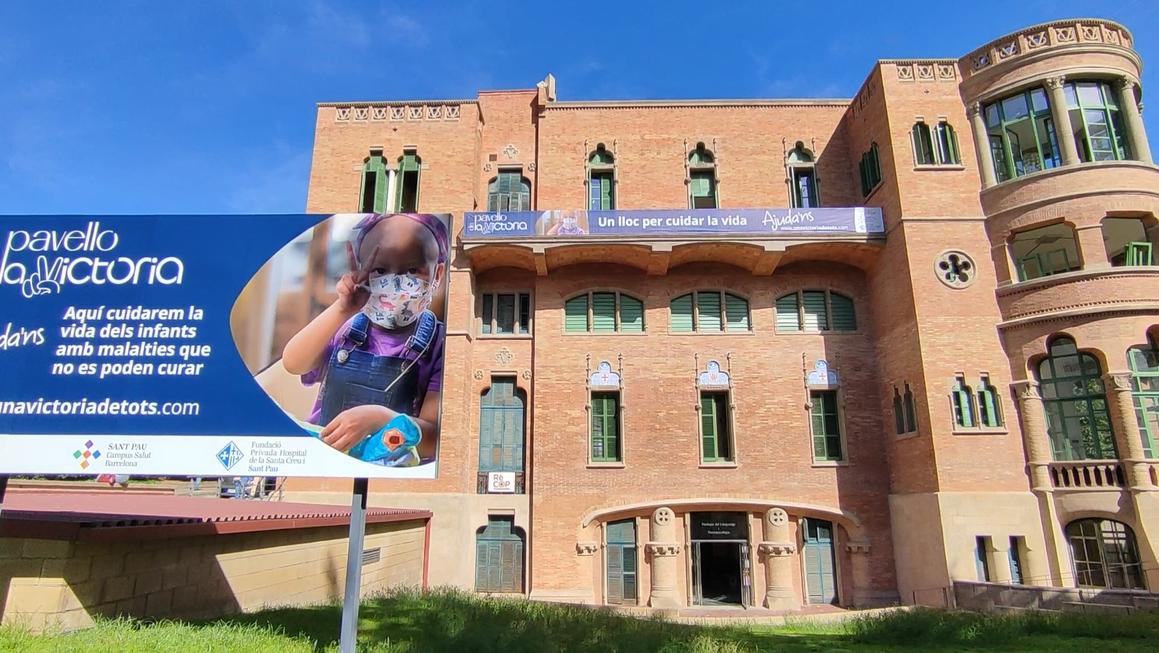 La fachada ha sido rehabilitada y solo falta colocar algunas ventanas