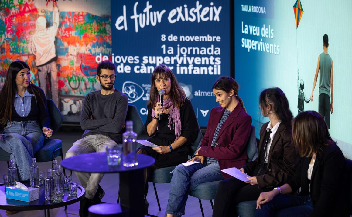 Taula de joves supervivents moderada per Yolanda Valle, coordinadora del programa NES