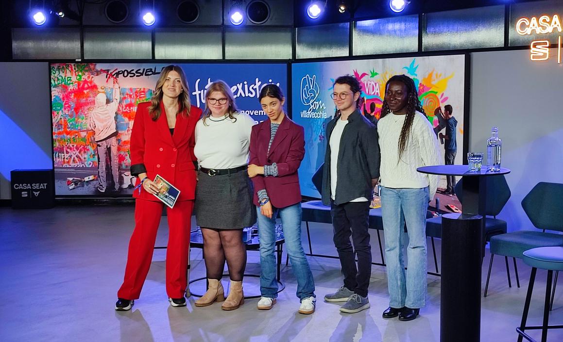 La presentadora, Maria Bassegoda, amb els joves organitzadors